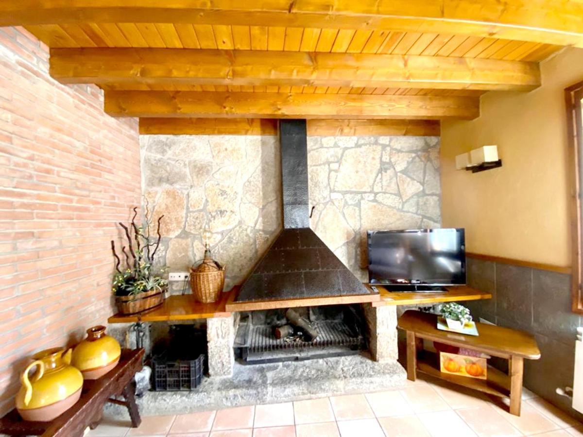 Spacious House In Ogassa With Terrace And Bbq Eksteriør billede